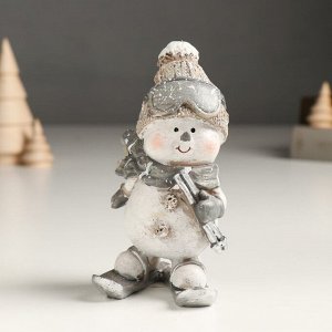 Сувенир полистоун "Снеговичок в шапке и шарфе, на лыжах/сноуборде" МИКС 7х6х12,5 см