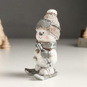 Сувенир полистоун "Снеговичок в шапке и шарфе, на лыжах/сноуборде" МИКС 7х6х12,5 см