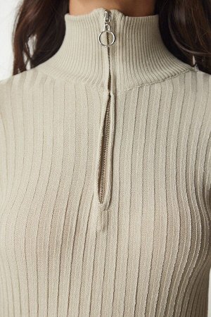 Женская бежевая трикотажная блузка в рубчик на молнии с высоким воротником BV00093
