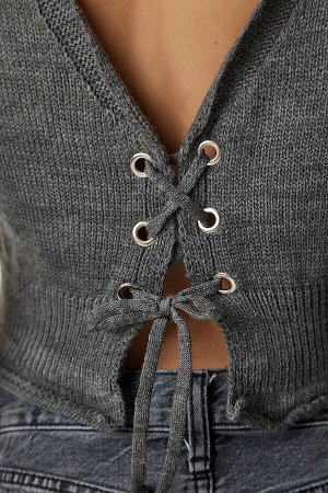 Женский серый укороченный трикотажный свитер с открытой спиной PF00004