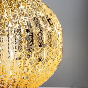 Светодиодная свеча в подсвечнике RISALUX «Подсвечник», ночник LED, от батареек 3xААА, золото, 19x19x17 см