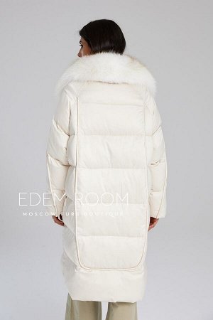 Светлое пуховое пальто для зимы