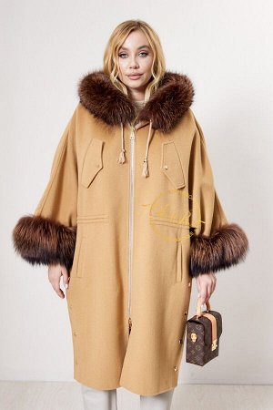 Кашемировое пальто с капюшоном и мехом енота