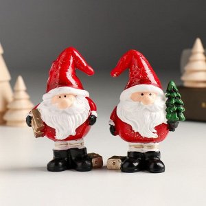 Сувенир полистоун "Дед Мороз в красном колпаке с ёлочкой/подарком" МИКС 5х3,8х8,2 см