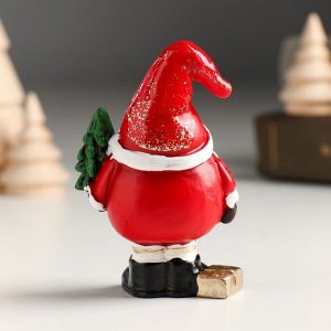 Сувенир полистоун "Дед Мороз в красном колпаке с ёлочкой/подарком" МИКС 5х3,8х8,2 см