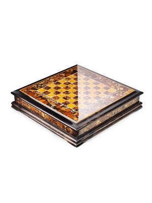Комплект для игры в шахматы: доска из дерева и натурального янтаря и фигуры