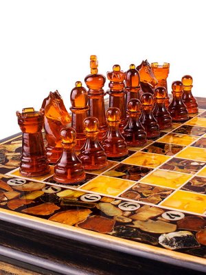 Комплект для игры в шахматы: доска из дерева и натурального янтаря и фигуры