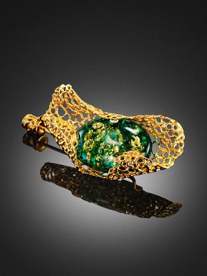 Красивая ажурная брошь с натуральным янтарём изумрудного оттенка «Версаль»