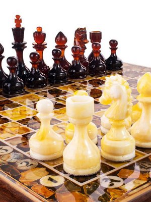Шахматная доска-шкатулка из дерева и натурального янтаря с набором фигурок