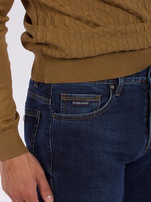 Джинсы Стильные мужские джинсы из плотного стрейча с небольшими потертостями. Модель свободного кроя со средней посадкой.
Цвет:&nbsp;
					
						
								синий						
					
Состав:&nbsp;
					 98 % хл