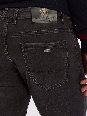 Джинсы Стильные мужские джинсы из  плотного стрейча с небольшими потёртостями. Средняя посадка, прямой крой.
Цвет:&nbsp;
					
						
								черный						
					
Состав:&nbsp;
					 98 % хлопок 2 % эла