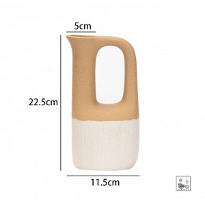 Ваза Jug-2 Ваза в форме кувшина, словно вылеплена в ручную руками мастера, и вот только только вышла из печи.
Размер: 22,5*11,5 см
Материал: керамика