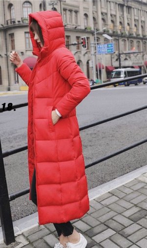 Женская длинная куртка с капюшоном, цвет красный
