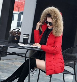 Женская куртка, с меховым воротником на капюшоне, цвет красный