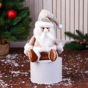 Мягкая игрушка "Дед Мороз в вязаном колпаке" сидит, 15х22 см, золотисто-коричневый