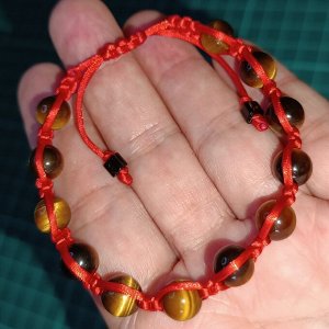 Тигровый глаз в красном
