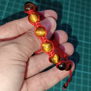 Тигровый глаз в красном