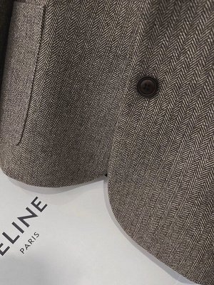 Пиджак Женский прямой однобортный шерстяной пиджак с подплечниками свободного кроя с длинными рукавами со стандартной линией плеч и застежкой на пуговицы. Два передних прорезных кармана. Манжеты на пу