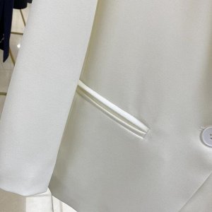 Пиджак Женский прямой однобортный пиджак свободного кроя с длинными рукавами со стандартной линией плеч и застежкой на пуговицы станет ярким и женственным элементом для стильных кэжуал образов, плотна