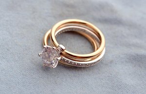 Кольцо Позолоченное розовым и белым золотом 750 пробы (18K Gold Plated) тройное кольцо c супер блестящими прозрачными многогранными фианитами!