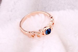 Кольцо Позолоченное розовым золотом 750 пробы (18K Gold Plated) кольцо c супер блестящим синим австрийским кристаллом Swarovski Stellux! Цвет Российского золота, один в один, не отличить!