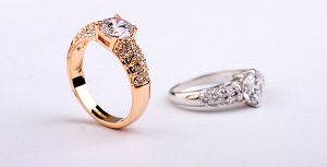 Кольцо Позолоченное белым золотом 750 пробы (18K Gold Plated) кольцо c супер блестящими прозрачными австрийскими кристаллами Swarovski Stellux и многогранным фианитом!