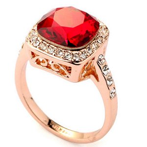 Кольцо Позолоченное розовым золотом 750 пробы (18K Gold Plated) кольцо с большим темно красным кристаллом Swarovski Stellux в центре и маленькими блестящими прозрачными кристаллами Swarovski Stellux п