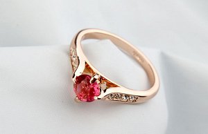 Кольцо Позолоченное розовым золотом 750 пробы (18K Gold Plated) кольцо c многогранным розовым фианитом и супер блестящими кристаллами Swarovski Stellux! Цвет Российского золота!