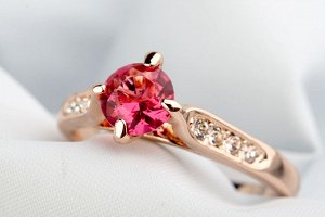 Кольцо Позолоченное розовым золотом 750 пробы (18K Gold Plated) кольцо c многогранным розовым фианитом и супер блестящими кристаллами Swarovski Stellux! Цвет Российского золота!