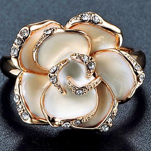 Кольцо Позолоченное розовым золотом 750 пробы (18K Gold Plated) кольцо в виде красивой черной розы красиво украшенной супер блестящими прозрачными австрийскими кристаллами Swarovski Stellux! Размер цв