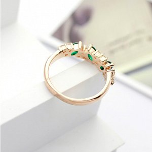 Кольцо Позолоченное розовым золотом 750 пробы (18K Gold Plated) кольцо с супер блестящими многогранными фианитами, словно с зелеными листочками! Красота природы и блеск золота!