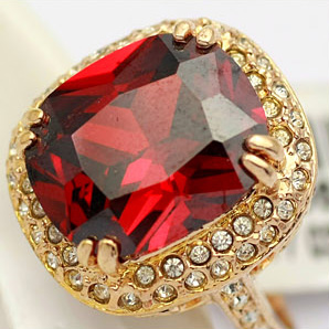 Кольцо Позолоченное розовым золотом 750 пробы (18K Gold Plated) кольцо c супер блестящими и большим красным австрийскими кристаллами Swarovski Stellux! Цвет Российского золота, один в один, не отличит