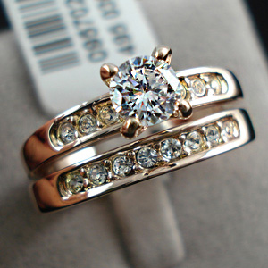 Кольцо Позолоченное розовым золотом 750 пробы (18K Gold Plated) кольцо ,Два в Одном, в виде двух маленьких независимых колец с супер блестящими австрийскими кристаллами Swarovski Stellux и многогранны