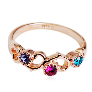 Кольцо Позолоченное розовым золотом 750 пробы (18K Gold Plated) кольцо в виде трех сердечек с разноцветными кристаллами Swarovski Stellux! Непринужденное и милое колечко! Цвет золота как в России, не 