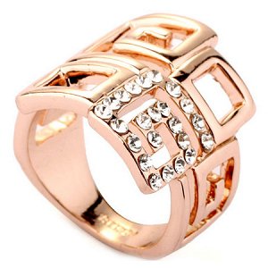 Кольцо Позолоченное розовым золотом 750 пробы (18K Gold Plated) кольцо в виде квадратных золотых линий с супер блестящими австрийскими кристаллами Swarovski Stellux! Очень броское и необычное!