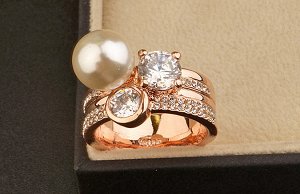 Кольцо Позолоченное розовым золотом 750 пробы (18K Gold Plated) кольцо c супер блестящими прозрачными многогранными фианитами и жемчужиной Swarovski Stellux! Цвет Российского золота!