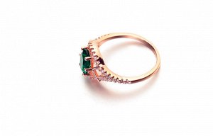 Кольцо Позолоченное розовым золотом 750 пробы (18K Gold Plated) кольцо c супер блестящими прозрачными и большим зеленым многогранными фианитами! Цвет Российского золота, один в один, не отличить!