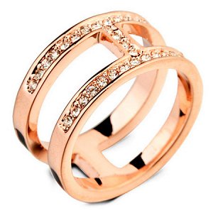 Кольцо Позолоченное розовым золотом 750 пробы (18K Gold Plated) кольцо c супер блестящими прозрачными австрийскими кристаллами Swarovski Stellux и качественной белой глянцевой эмалью! Цвет Российского