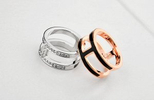 Кольцо Позолоченное розовым золотом 750 пробы (18K Gold Plated) кольцо c супер блестящими прозрачными австрийскими кристаллами Swarovski Stellux и качественной белой глянцевой эмалью! Цвет Российского