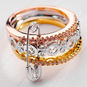 Кольцо Позолоченное розовым золотом 750 пробы (18K Gold Plated) тройное кольцо c супер блестящими прозрачными многогранными фианитами!