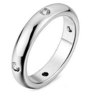 Кольцо Позолоченное белым золотом 750 пробы (18K Gold Plated) кольцо c супер блестящими многогранными фианитами! Ширина 4 мм, толщина 2 мм.