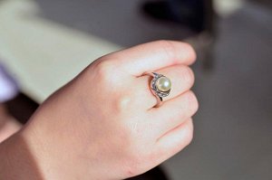 Кольцо Позолоченное белым золотом 750 пробы (18K Gold Plated) кольцо c белой матовой жемчужиной и супер блестящими прозрачными австрийскими кристаллами Swarovski Stellux!