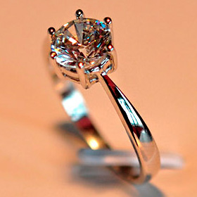 Кольцо Позолоченное белым золотом 750 пробы (18K Gold Plated) кольцо c супер блестящим многогранным фианитом! Размер камня: 7 мм. Роскошное колечко!!!