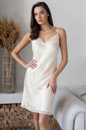 Amely 5041 Короткая сорочка Mia-Amore на тонких бретелях. Сорочка выполнена из однотонного смесового шелка с кружевной отделкой по вырезу и низу сорочки. Декор-атласный бантик с кристаллом Swarovski п