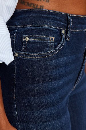 Облегающие джинсы с завышенной талией