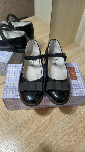 Нарядные красивые чёрненькие туфельки для девочки! Размер 34, полноразмерные. Длина по стельке 22 см. Состояние новых