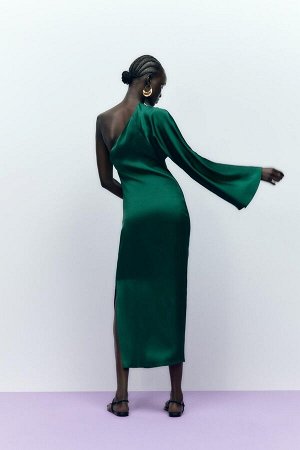 Женское зеленое платье на одно плечо