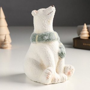 Сувенир керамика "Белый мишка в зелёном шарфе, сидит" 12х11х15,5 см