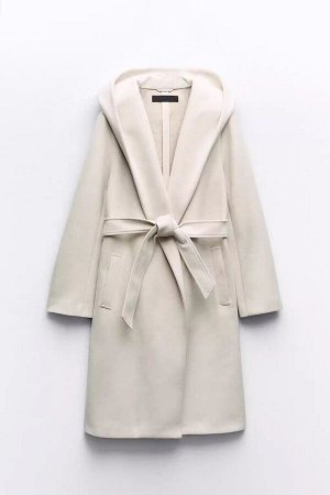 Женское пальто с поясом и капюшоном