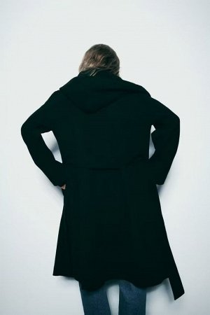 Женское пальто с поясом и капюшоном